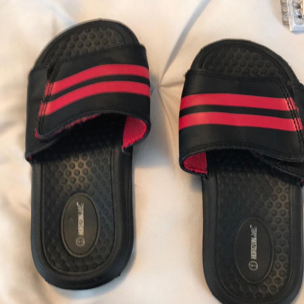 Little boy’s Horizon slides size 12/13
